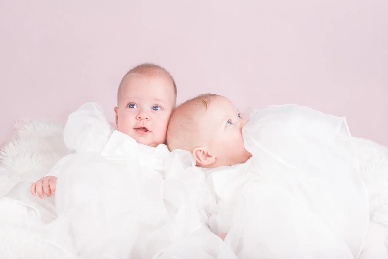 Séance photo nouveau-né en studio — deux bébés, Amour et Lumière